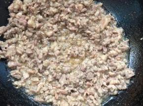 锅烧热倒入适量的油，放入腌制好的肉末，大火爆炒至肉末变色即可盛出备用！