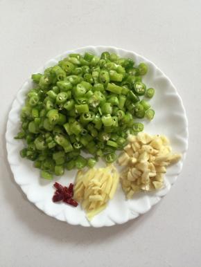 蒜瓣剥皮剁碎，生姜削皮切成丝，干辣椒切成段，尖椒洗净切成圈备用！