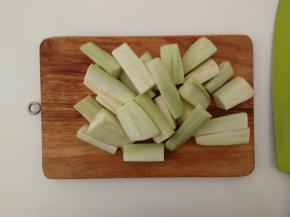 茄子清洗干净去皮，切成段备用。