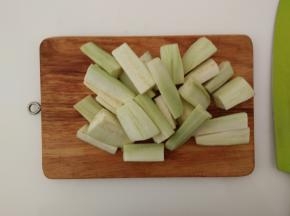 茄子清洗干净去皮，切成段备用。