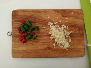 青红椒切段、蒜切末备用。