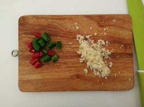 青红椒切段、蒜切末备用。