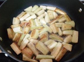 大火炸至，期间不断翻动茄子。