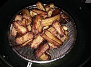 茄子炸至金黄捞出控油。