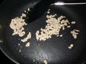 锅里留少许底油，将肉末煸炒也香味后盛出。