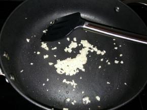 锅再放入蒜末煸炒出香味。