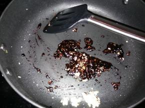 加入甜面酱继续煸炒均匀。