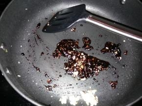 加入甜面酱继续煸炒均匀。