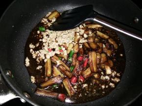 将炸好的茄子和炒好的肉末放入锅里，翻炒均匀至汤汁快吸干。