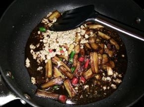 将炸好的茄子和炒好的肉末放入锅里，翻炒均匀至汤汁快吸干。