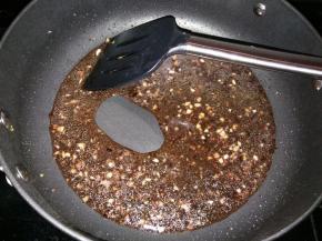 加入高汤烧沸。