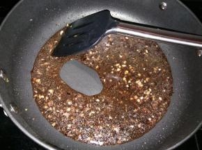 加入高汤烧沸。