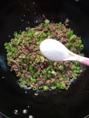 加入一勺盐翻炒均匀！