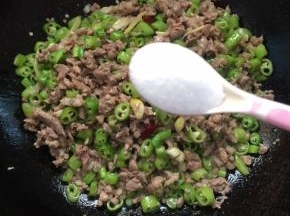 加入一勺盐翻炒均匀！