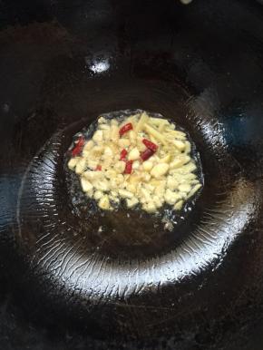 锅烧热倒入适量的油，放入生姜，蒜瓣，干辣椒炒出香味儿！