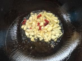 锅烧热倒入适量的油，放入生姜，蒜瓣，干辣椒炒出香味儿！