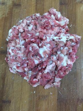 瘦肉清洗干净后剁成肉末备用！（不用剁的太细，留一些颗粒，口感更好！）