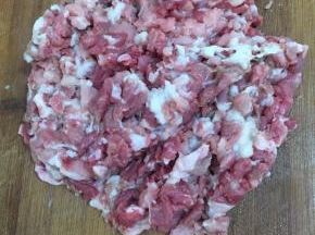 瘦肉清洗干净后剁成肉末备用！（不用剁的太细，留一些颗粒，口感更好！）