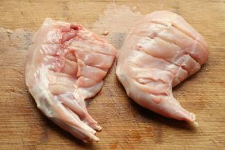 表面打花刀，正反面都打。这样会比较容易入味。