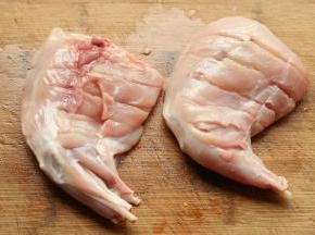 表面打花刀，正反面都打。这样会比较容易入味。