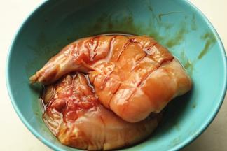 拌匀后腌制4小时以上，时间越久越入味。