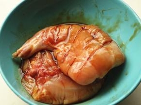 拌匀后腌制4小时以上，时间越久越入味。