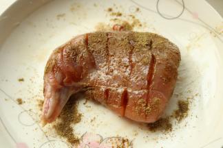 腌制好的兔子腿，表面刷上花生油，再撒上大量孜然粉，做成孜然口味。