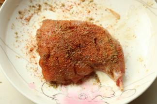 另一只刷好油，撒孜然粉和辣椒粉，做成香辣口味