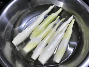 把去掉外壳的茭白清洗干净。