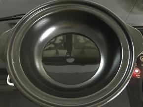 锅中放入适量的油。