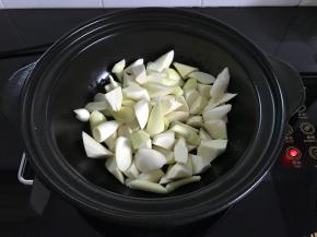 倒入茭白翻炒片刻。