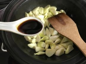 再放入1勺生抽翻炒均匀。