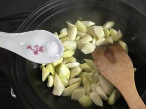 放入1小勺盐翻炒均匀。