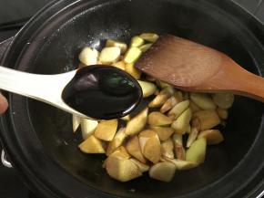 然后再放入1大勺的海鲜酱。