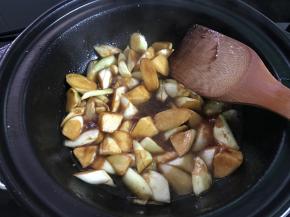 炒匀后加入少许水。