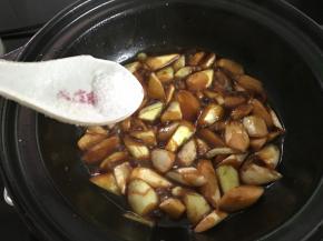 最后放入适量糖调味收汁。