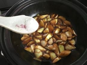 最后放入适量糖调味收汁。
