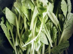 小白菜洗净，姜片切沫