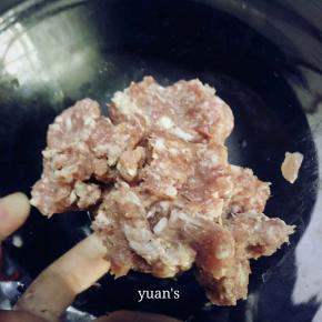 肉馅加20ml左右清水稀释一下