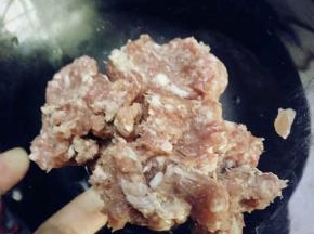 肉馅加20ml左右清水稀释一下