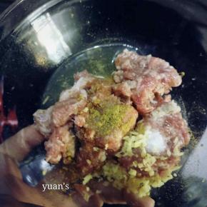 加入五香粉2g盐，姜沫、蛋清顺时针搅拌