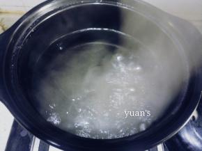 水倒入锅内烧开