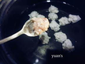 肉馅用勺子挖成一个个圆形水开下锅