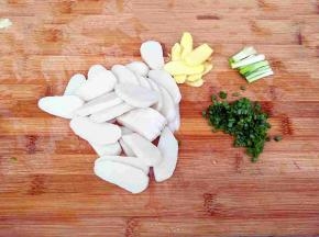 把姜葱蒜切一下，年糕切片，不要太薄