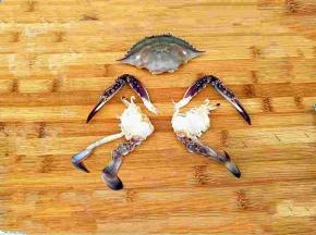 梭子蟹对半切开，去鳃，去心(心最寒)，去嘴。