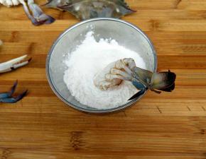 粘上一层的干淀粉(切开的地方)。