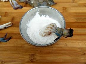 粘上一层的干淀粉(切开的地方)。