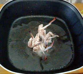 放入热锅热油中煎制(沾干淀粉的地方朝下)