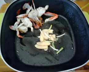 推至一边或盛出，下姜葱煸香。