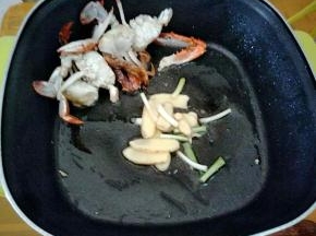 推至一边或盛出，下姜葱煸香。